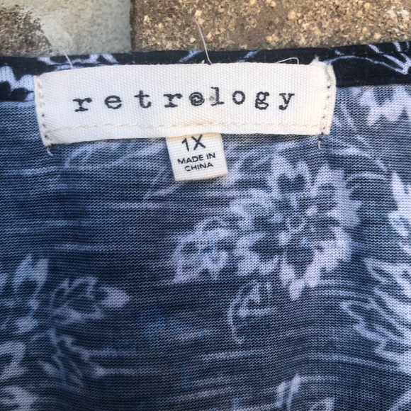 RETROLOGY | Navy White Cold Shoulder Shirt w/ lace - Picture 3 of 7